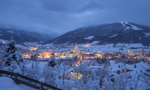 Radstadt zur blauen Stunde im Winter - im Hintergrund die Gondelbahn Königslehen. Unser Appartementhaus liegt 200 Meter davor.